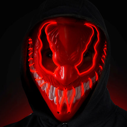 Rood led masker met witte tandenrij en kijkgaten naast de neus, gedragen op een griezelfeest