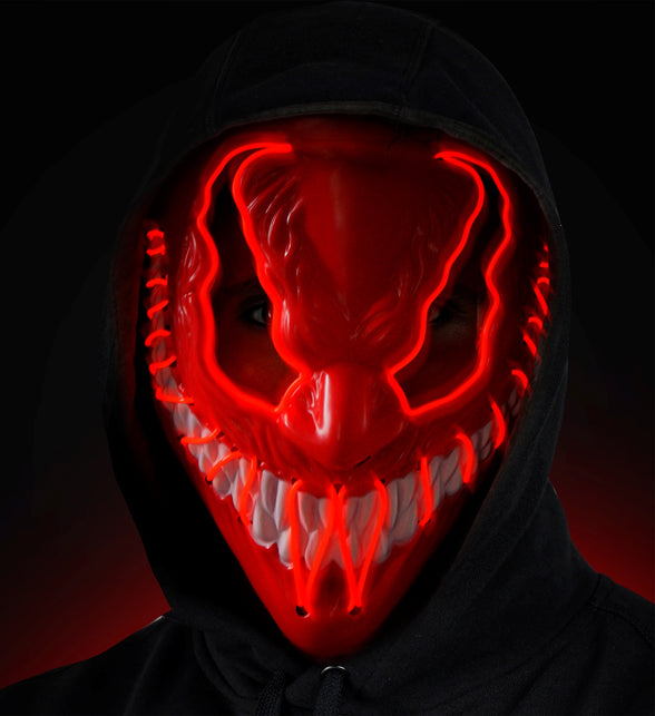 Rood led masker met witte tandenrij en kijkgaten naast de neus, gedragen op een griezelfeest