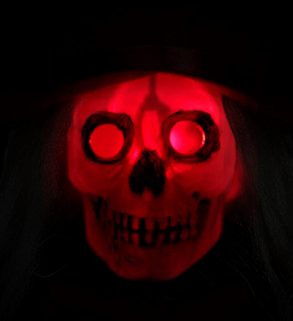 Rood oplichtende skeletkop van de skelet bruidegom hangdeco, detail in het donker