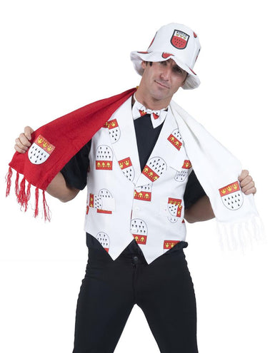 Rood-witte sjaal Keulen los over de schouders gedragen bij een carnavalsoutfit in Kölle-stijl