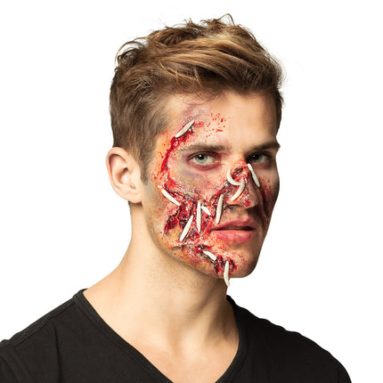 Rottend vlees make-up op wang en neus met witte larven in rode wond, halloweenlook