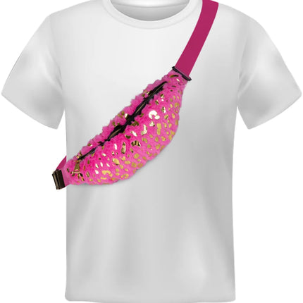 Roze pluche heuptasje schuin over de schouder gedragen op een wit shirt, met gouden vlekkenprint
