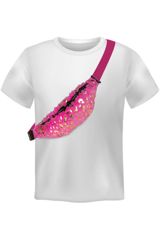 Roze pluche heuptasje schuin over de schouder gedragen op een wit shirt, met gouden vlekkenprint