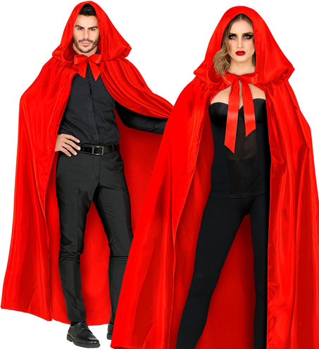 Satijnen cape rood met muts gedragen door man en vrouw over zwarte kleding, met kap op