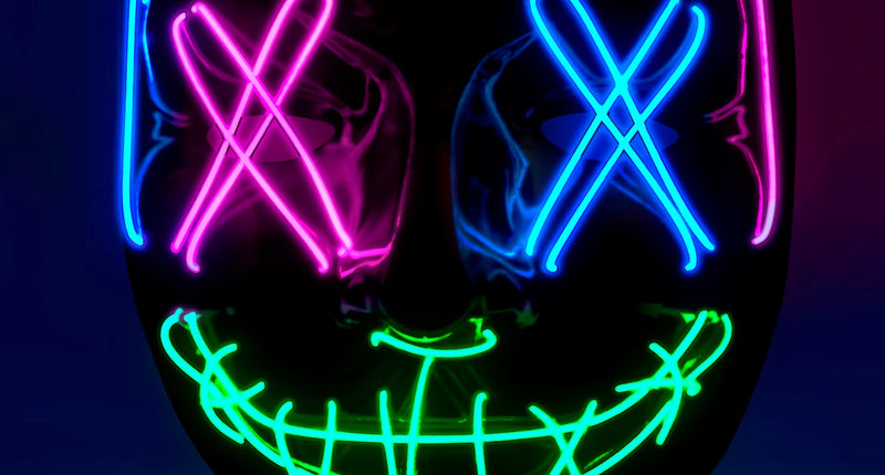Scary masker gekleurd led in zwart met roze, blauwe en groene neonlijnen rond ogen en grijns