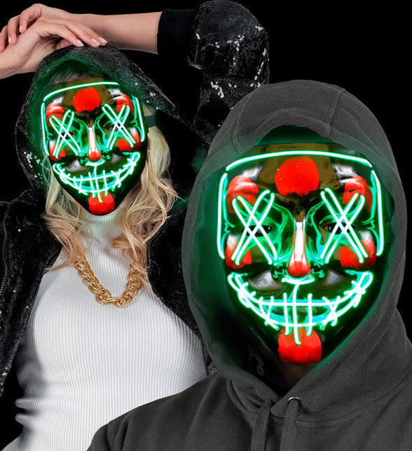 Scary masker groen led gedragen onder een capuchon door een dame en een heer op een griezelfeest