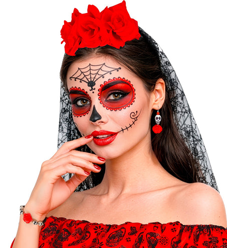 Schedel armband met rode roos om de pols bij een sugar skull-schmink voor Halloween