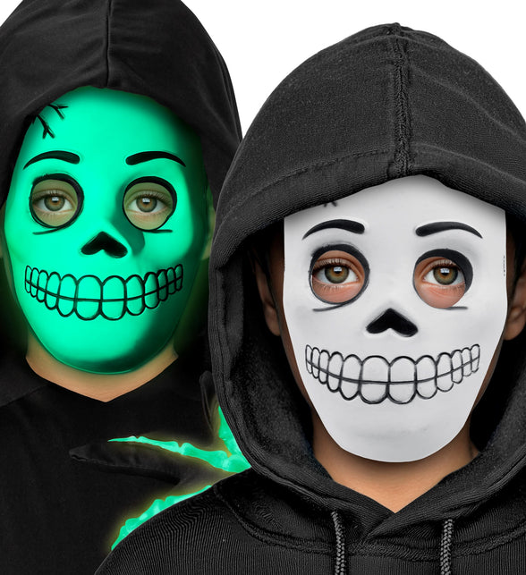 Schedel masker glow in the dark vergelijking: groen nagloeiend en wit onder een zwarte capuchon