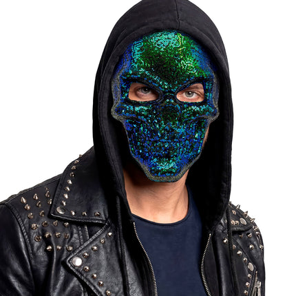 Schedel masker pailletten close-up met iriserende pailletten in blauw en groen