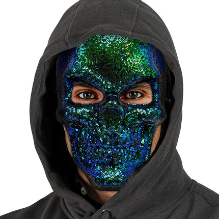 Schedel masker pailletten onder zwarte capuchon, oogopeningen laten de ogen vrij