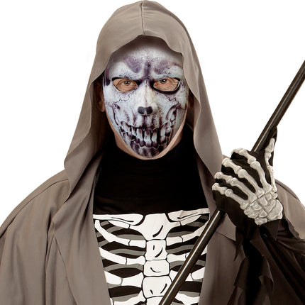 Schedel masker van stof gedragen door man onder grijze capuchon bij een skeletkostuum
