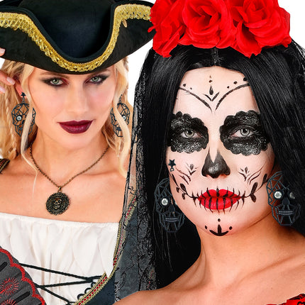 Schedel oorbellen zwart gedragen bij piratenlook en suikerschedel-schmink voor Halloween