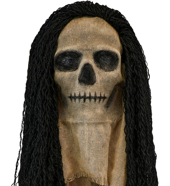Schedelmasker met cape, beige grofgeweven doodskop met zwarte oogkassen en lang zwart haar