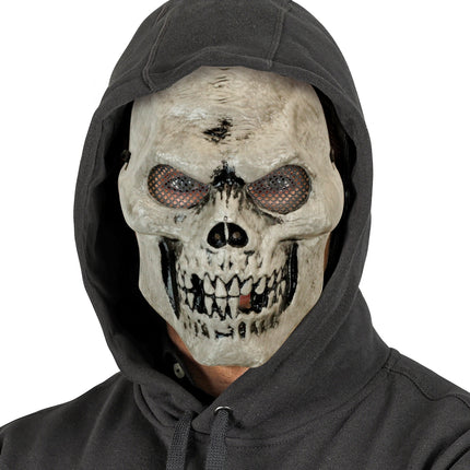 Schedelmasker Emma gedragen onder een zwarte capuchon voor een Halloween-look
