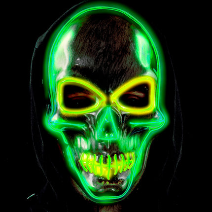 Schedelmasker met ledlicht onder zwarte capuchon, groen oplichtend doodshoofd in het donker