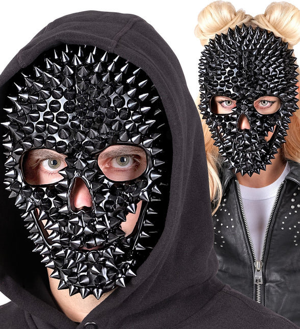 Schedelmasker met nagels gedragen onder een zwarte capuchon voor Halloween