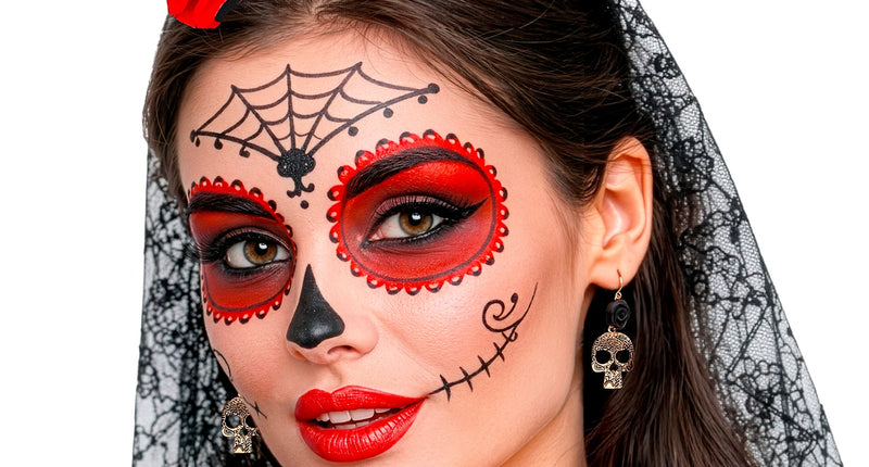 Schedeloorbel met roos in het oor van een model met sugar-skull-schmink, goudkleurige schedel met zwarte roos