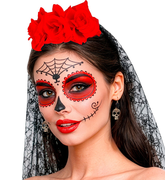 Schedeloorbel met roos in het oor van een model met sugar-skull-schmink, goudkleurige schedel met zwarte roos