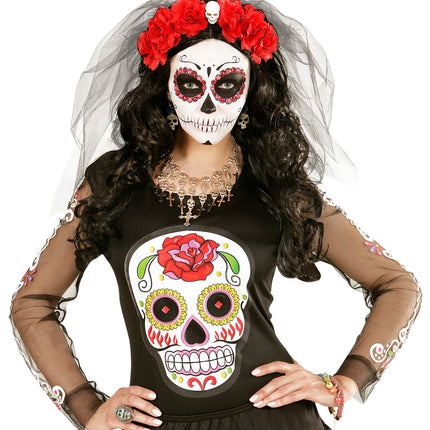 Schedeloorbel met roos bij zwart shirt met schedelprint, goudkleurige hangers voor een Day of the Dead-look