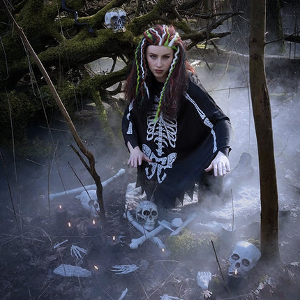 Schedels en botten verspreid over de bosgrond als Halloween decoratie