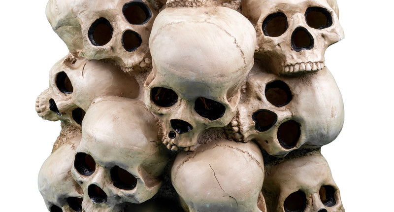 Schedeltoren met rookslang, gestapelde botkleurige schedels met open oogkassen als halloweendecoratie