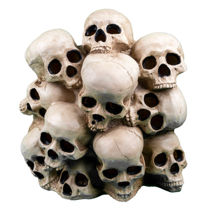 Schedeltoren met rookslang, gestapelde botkleurige schedels met open oogkassen als halloweendecoratie