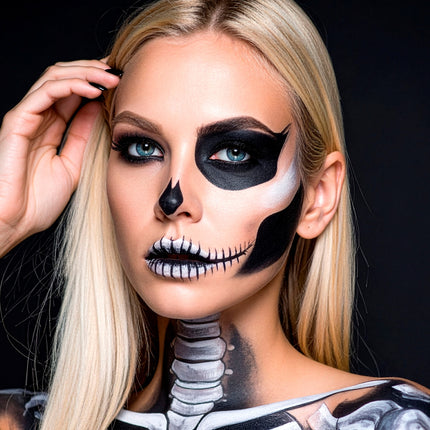 Schmink set zwart en wit gebruikt voor een skeletgezicht met zwarte oogvlakken en witte tanden voor Halloween