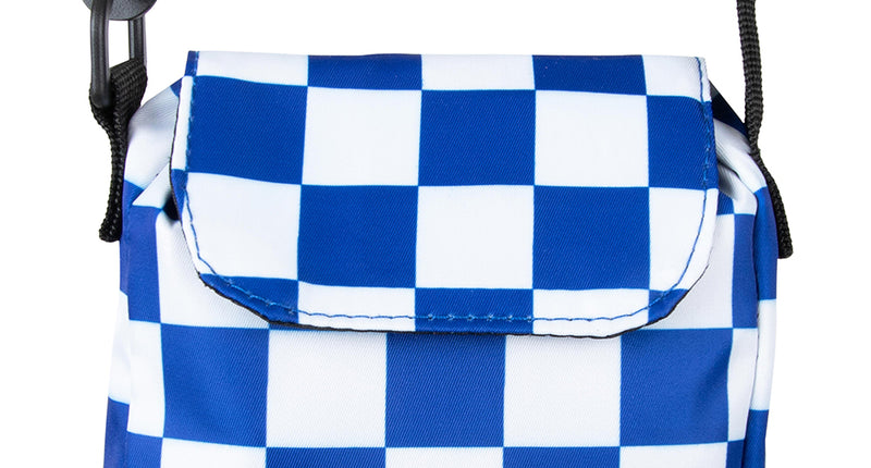 Schoudertasje blauw-wit geblokt met overslagflap en zwarte band met karabijnhaak
