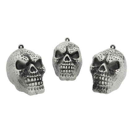Set 3 schedels naturel in gebroken wit met donkere putjes en ophangoog, voor Halloween