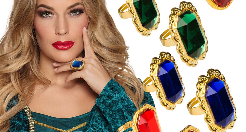 Set 8 ringen met nep edelsteen in rood, groen en blauw, met een blauwe ring aan de hand gedragen