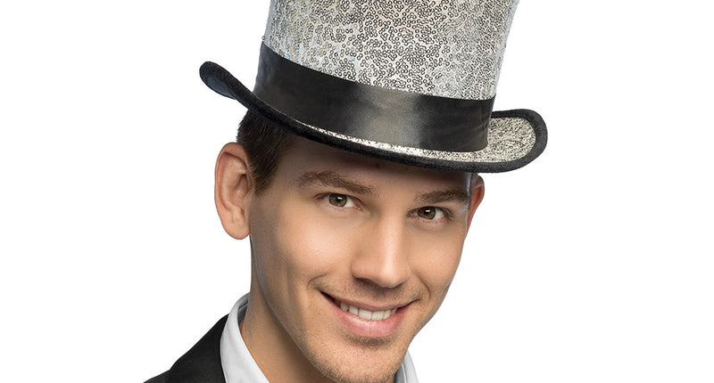 Showman hoge hoed zilver met pailletten en zwarte band, gedragen bij een zwart pak voor oudejaarsavond
