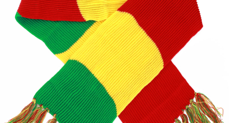 Sjaal gebreid rood geel groen met brede banen en gekleurde franjes voor carnaval