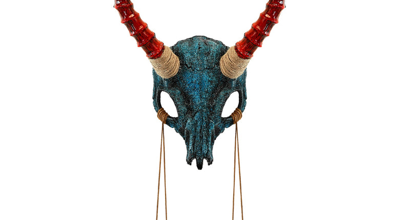 Sjamaan masker stier schedel blauw met lange rode hoorns, touwwikkels en lichte veertjes aan koordjes