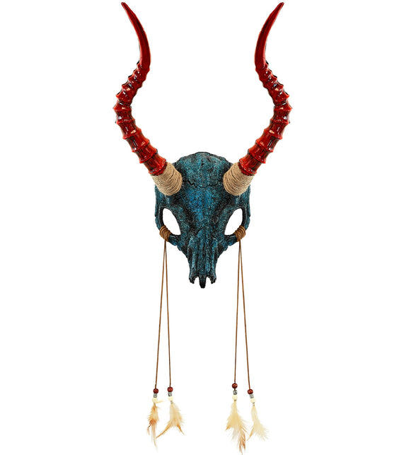 Sjamaan masker stier schedel blauw met lange rode hoorns, touwwikkels en lichte veertjes aan koordjes