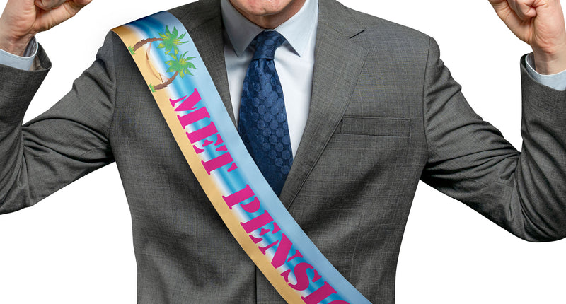Sjerp 'Met pensioen' lichtblauw met palmbomen en roze letters, schuin over een grijs pak voor een pensioenfeest