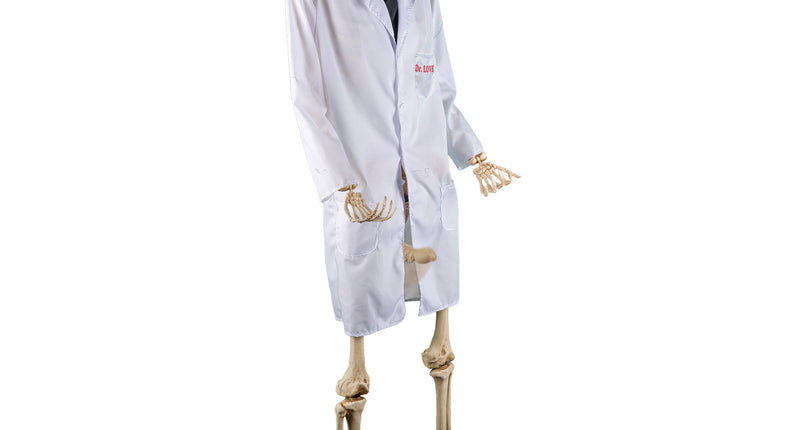 Skelet dokter 152 cm in witte doktersjas met zwarte stropdas en rode opdruk Dr. LOVE, op zwarte voetplaat
