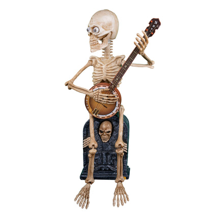 Skelet met gitaar van 90 cm, zittend op een grijze grafsteen met RIP-opschrift, halloweendecoratie