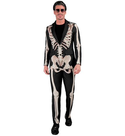 Skelet kostuum heren: zwarte jas en broek met botopdruk, gedragen op een Halloweenfeest