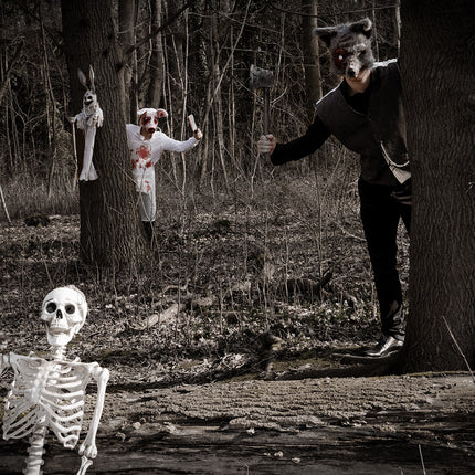 Skelet skinny als griezeldecor tussen de bomen in een donker bos tijdens Halloween