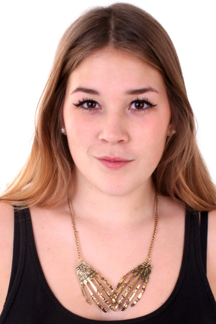Skeletketting goud met twee skelethandjes aan fijne schakelketting, gedragen op zwart topje voor Halloween