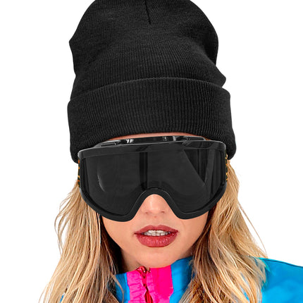 Ski-bril 80's Jesse over de ogen gedragen onder een zwarte muts, donker vizier
