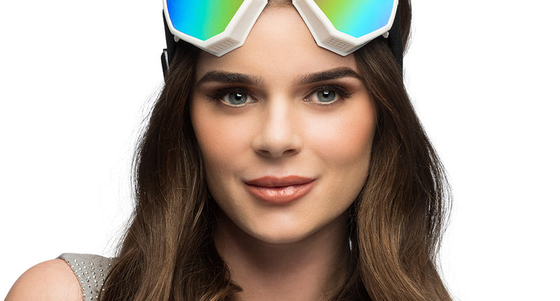 Ski bril Festilove wit hartjes op het hoofd gedragen, wit montuur met spiegelende glazen