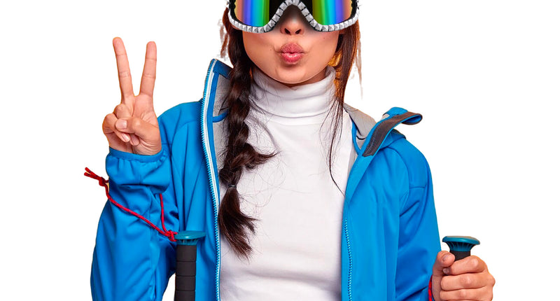 Skibril met zilveren studs en regenboog spiegelglas gedragen op een blauwe muts, aprèsskifeest
