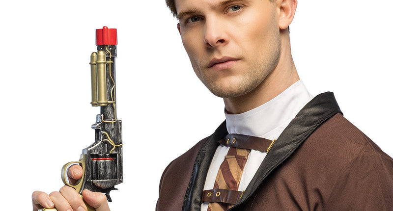 Speelgoedpistool Steamcarbine zilvergrijs met gouden greep en rode dop, rechtop vastgehouden bij een uitvindersoutfit