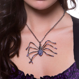 Spinketting met acht gebogen poten aan een donkere schakelketting op het decolleté