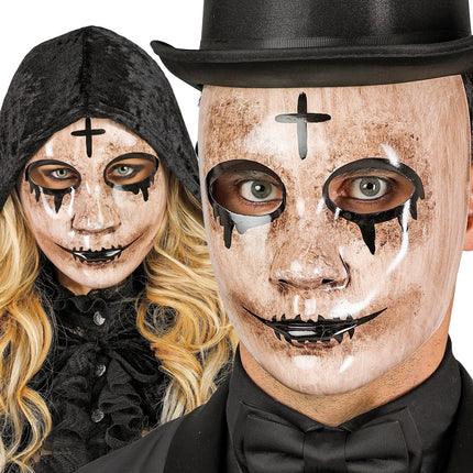 Spook masker gedragen door dame met zwarte capuchon en heer met hoge hoed
