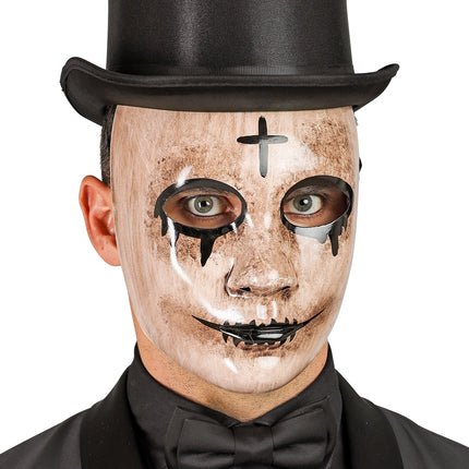 Spook masker op heer met hoge hoed en zwarte vlinderdas, zwarte tranen onder de ogen