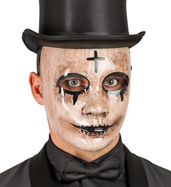 Spook masker op heer met hoge hoed en zwarte vlinderdas, zwarte tranen onder de ogen