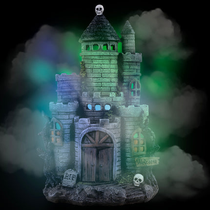 Spookhuis met rook in werking met groen verlichte torens en rookwolken voor Halloween