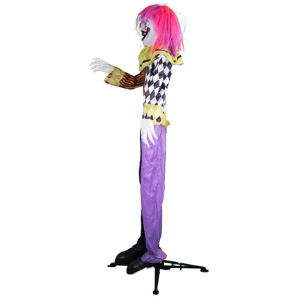 Staande horrorclown van zijkant, 160 cm hoog met uitgestrekte arm en zwart-wit geruit bovenlijf